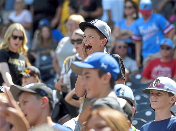 Pirates notebook: Biggest crowd in years fills PNC Park for opener