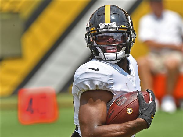 PITTSBURGH, PA - MAY 25: Pittsburgh Steelers running back Najee Harris (22)  smiles during the team's OTA practice on May 25, 2022, at the Steelers  Practice Facility in Pittsburgh, PA. (Photo by