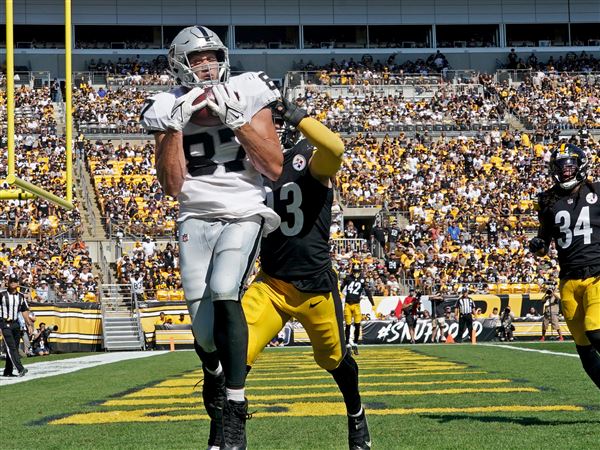 Derek Carr throws for 382 yards, Raiders top Steelers 26-17