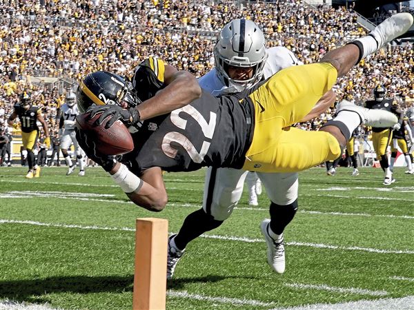 Pittsburgh Steelers running back Najee Harris (22) dives into the end zone  for a touchdown past …