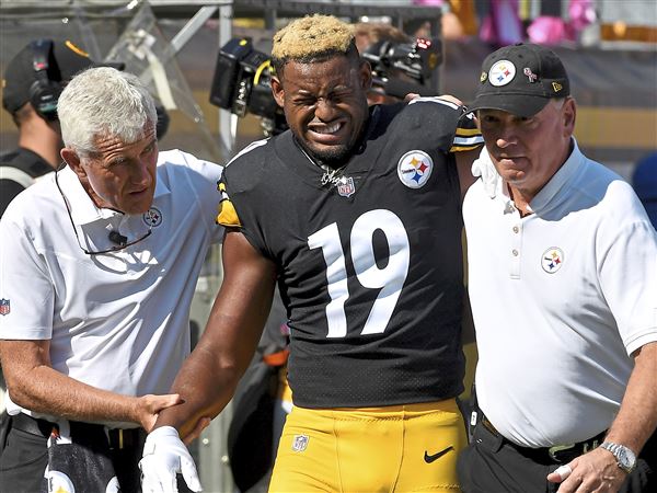 JuJu Smith-Schuster's back in school, wearing his Steelers jersey and pads  