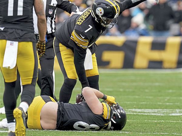 Steelers TE Pat Freiermuth headed to the locker room with injury