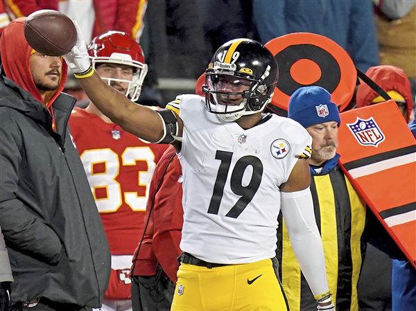 JuJu Smith-Schuster visited store to sign his jersey for a lucky fan