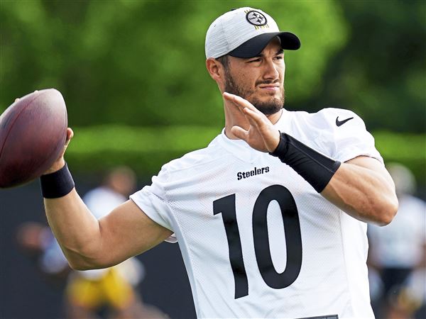 Woman plays pickleball with TJ Watt, Alex Highsmith and Minkah Fitzpatrick