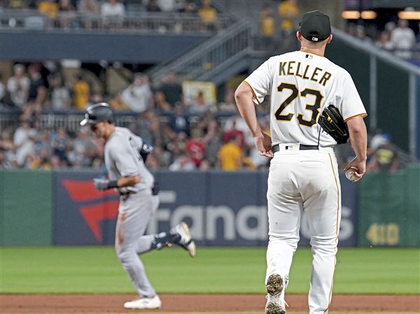 Gallo demolishes a grand slam to center field 