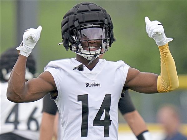 Steelers' Chase Claypool Signs Jersey For Fan Battling Dementia