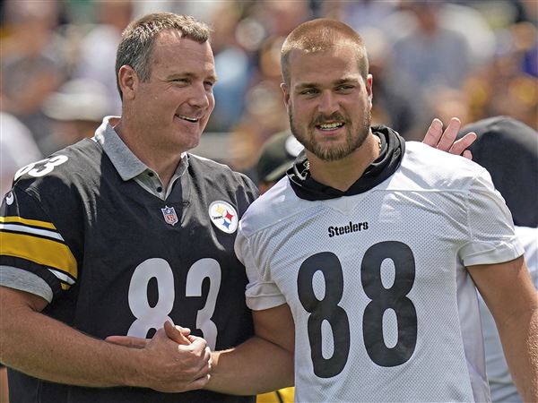 Steelers TE Pat Freiermuth headed to the locker room with injury