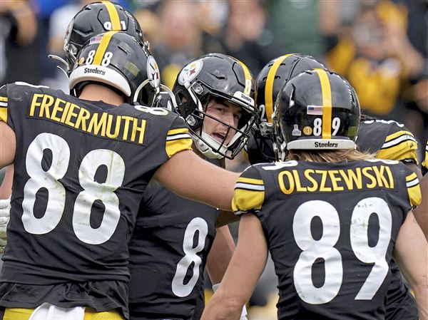 Kenny Pickett passes for 2 touchdowns as Pittsburgh Steelers top