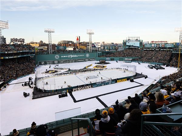 10 of the Best Photos from the Winter Classic at Fenway Park [PHOTOS]