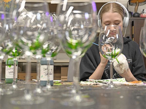 Artist Nora Weitzel, at Amanda Lee Glassware, paints signature Oakmont U.S. Open logo glasses on Tuesday, May 20, 2025.
