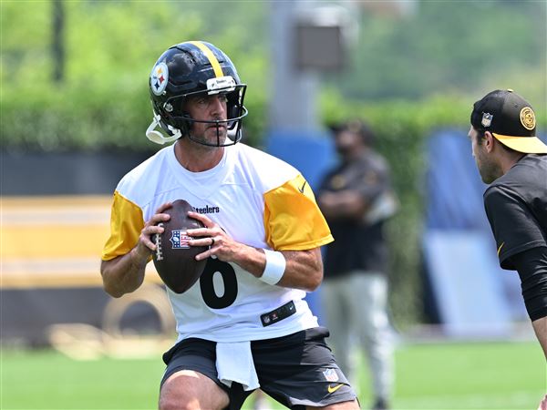 New Steelers quarterback Aaron Rodgers (8) drops back to pass during a drill at Steelers Minicamp at the UPMC Rooney Sports Complex on the South Side on Tuesday, June 10, 2025.   