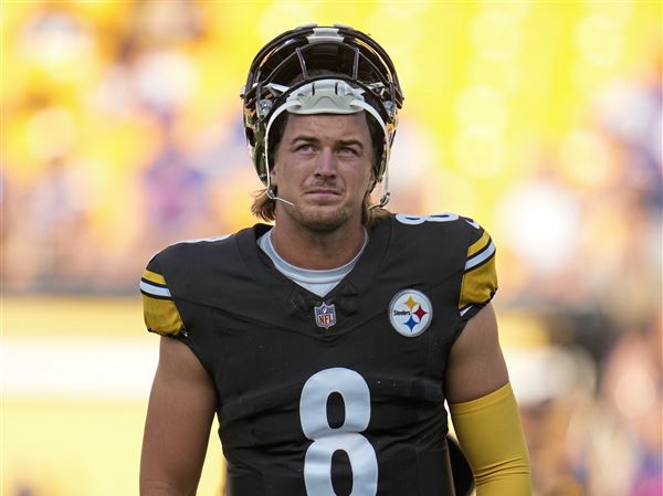 Pittsburgh Steelers quarterback Kenny Pickett, center, sits on the bench  during an NFL preseason football game against the Buffalo Bills in  Pittsburgh, Sunday, Aug. 20, 2023. (AP Photo/Gene J. Puskar Stock Photo 