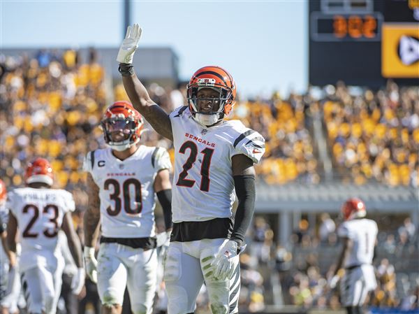 Cincinnati Bengals cornerback Mike Hilton (21) returns an