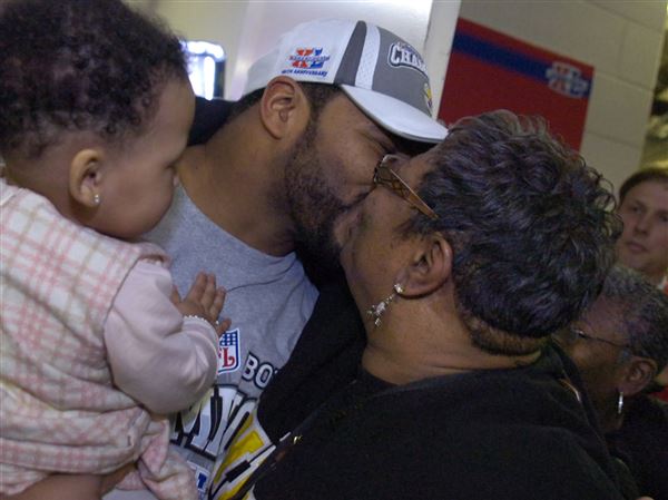 NFL - Jerome Bettis poses with his mother Gladys Bettis in Detroit