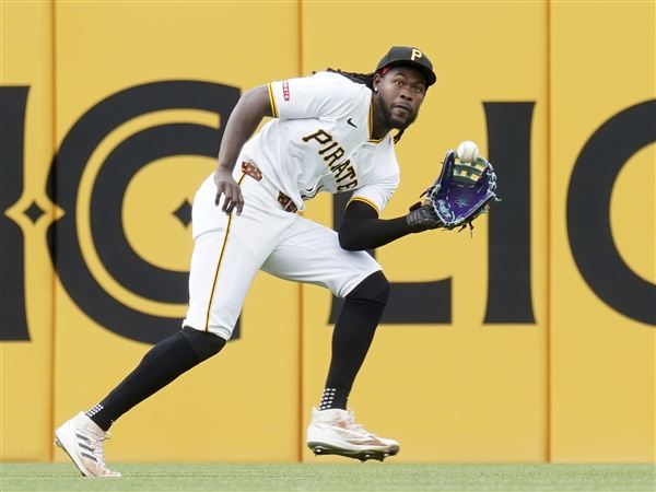 Pittsburgh Pirates center fielder Oneil Cruz catches a line drive hit by Milwaukee Brewers' Jackson Chourio during the fifth inning of a baseball game Sunday, May 25, 2025, in Pittsburgh. (AP Photo/Matt Freed)
