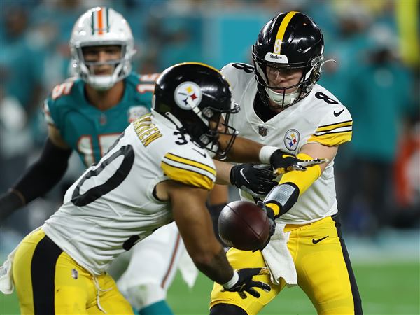 Miami Gardens, Florida, USA. 23rd Oct, 2022. October 23rd, 2022 Pittsburgh  Steelers tight end Pat Freiermuth (88), Pittsburgh Steelers wide receiver George  Pickens (14), Pittsburgh Steelers quarterback Kenny Pickett (8), Pittsburgh  Steelers