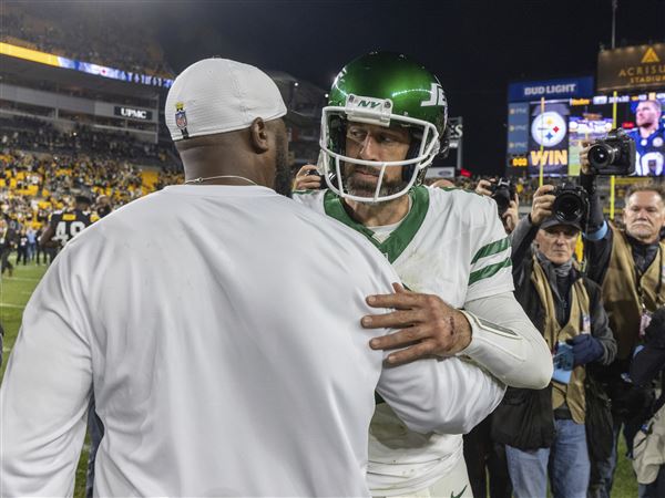 Pittsburgh Steelers head coach Mike Tomlin greets New York Jets quarterback Aaron Rodgers (8) after an NFL football game, Sunday, Oct. 20, 2024, in Pittsburgh.