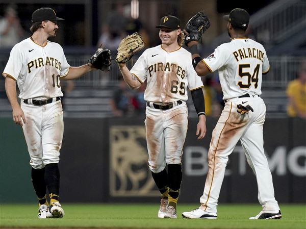 Pittsburgh Pirates center fielder Andrew McCutchen catches a pop