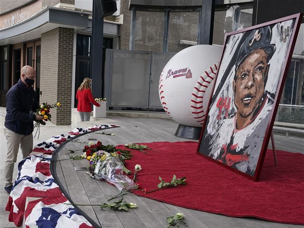 Pirates community mourns loss of baseball icon Hank Aaron