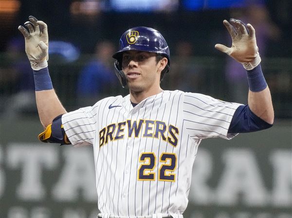 Christian Yelich of the Milwaukee Brewers walks back to the dugout