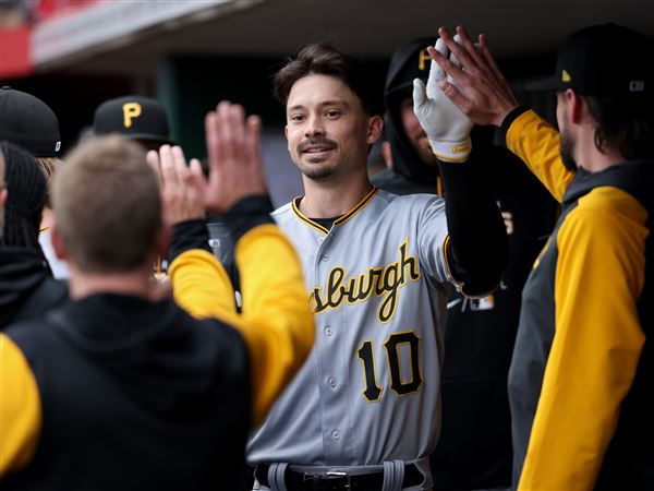 Pirates slug their way to a doubleheader split in Cincinnati