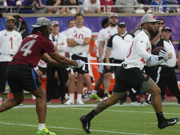 San Fransisco linebackers Fred Warner, left, grabs Houston Texans running back Joe Mixon's flag during the NFL Pro Bowl football game, Sunday, Feb. 2, 2025, in Orlando, Fla. 