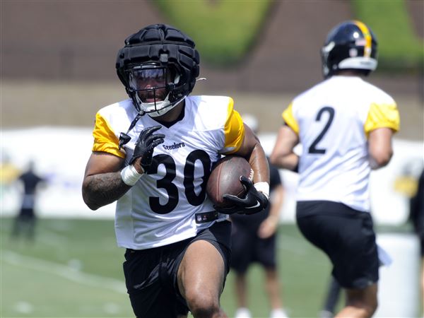 CHARLOTTE, NC - DECEMBER 18: Pittsburgh Steelers running back Jaylen Warren  (30) during an NFL football game between the Pittsburg Steelers and the  Carolina Panthers on December 18, 2022 at Bank of