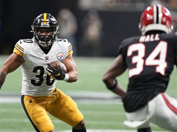 Pittsburgh Steelers running back Jaylen Warren (30) runs past