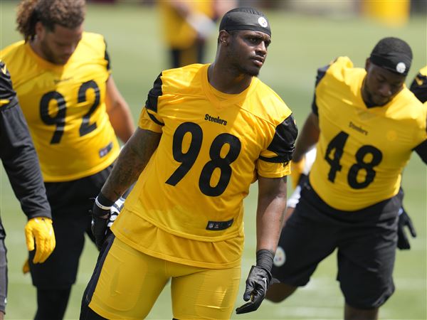 Pittsburgh Steelers defensive end DeMarvin Leal (98) sets up for a