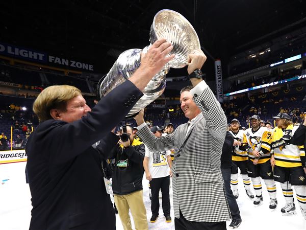 Penguins throw Stanley Cup into pool, Lemieux jumps in at