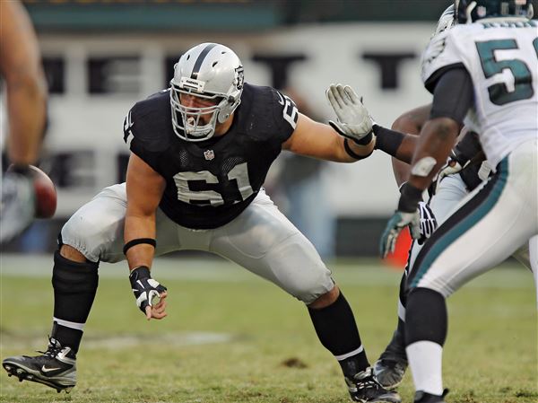 Former Raiders' G Stefen Wisniewskis celebrates second SB ring