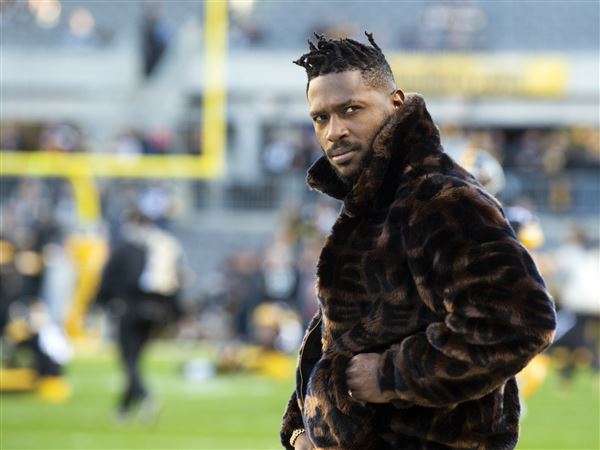 Pittsburgh Steelers wide receiver Antonio Brown, top, takes questions with  his sons Ali, right, Autonomy, center, and Antonio Jr. left, during the  post-game news conference after the NFL football game against the