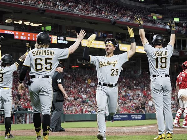 Pirates fans dress out, stand out in crowd