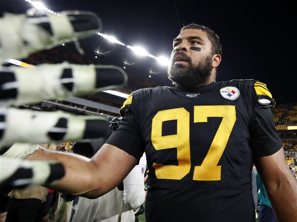 Pittsburgh Steelers' Alejandro Villanueva replaces Antwon Rose Jr.'s name  on his helmet with the name of a slain veteran