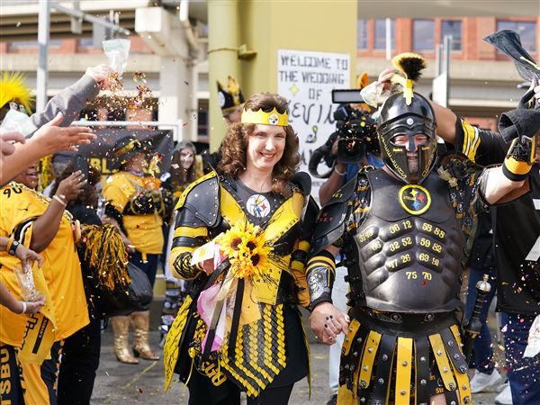 Steelers superfans get married at tailgate before Monday Night